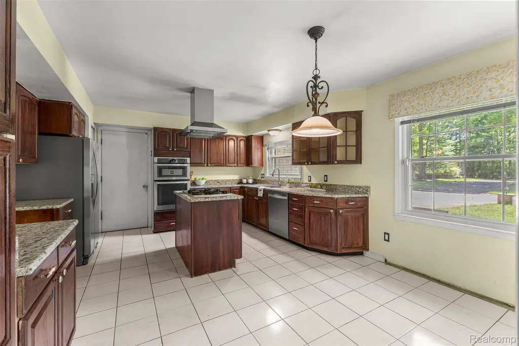 21257 Woodfarm Drive Farmington Hills City MI 48167