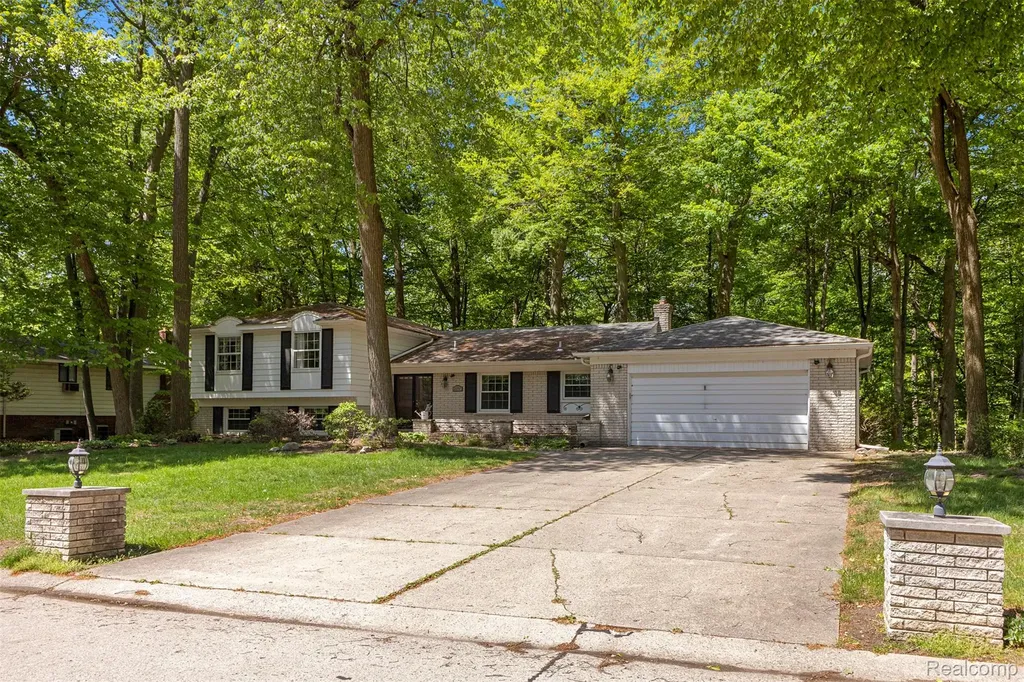 21257 Woodfarm Drive Farmington Hills City MI 48167