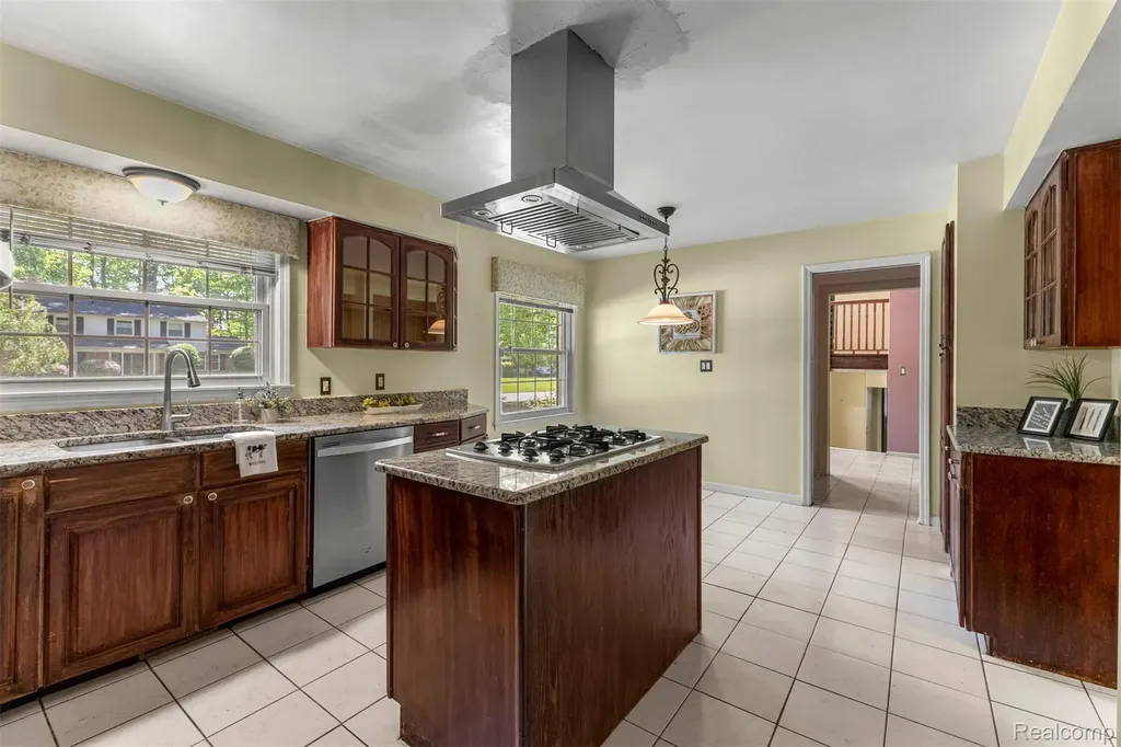 21257 Woodfarm Drive Farmington Hills City MI 48167