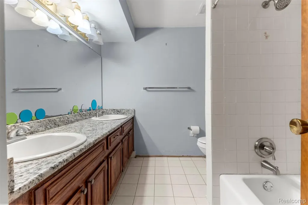 21257 Woodfarm Drive Farmington Hills City MI 48167