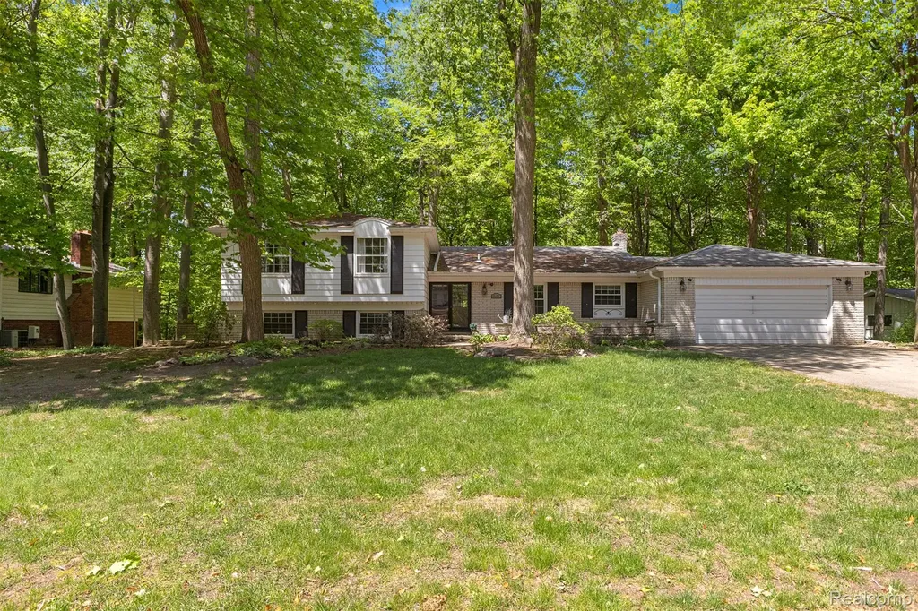 21257 Woodfarm Drive Farmington Hills City MI 48167