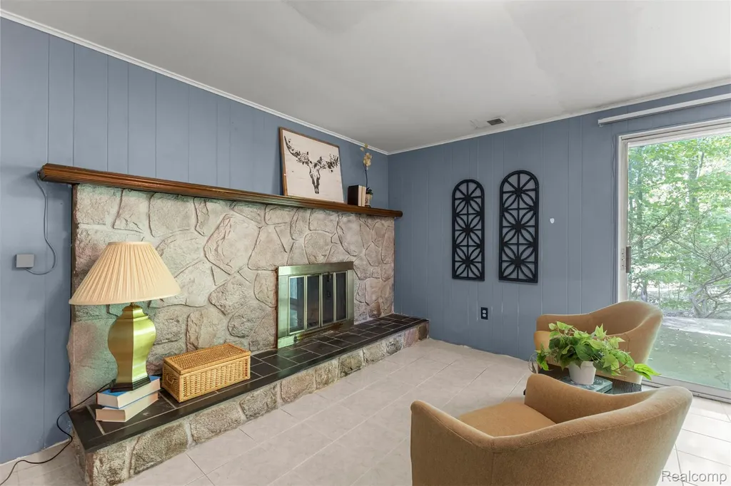 21257 Woodfarm Drive Farmington Hills City MI 48167