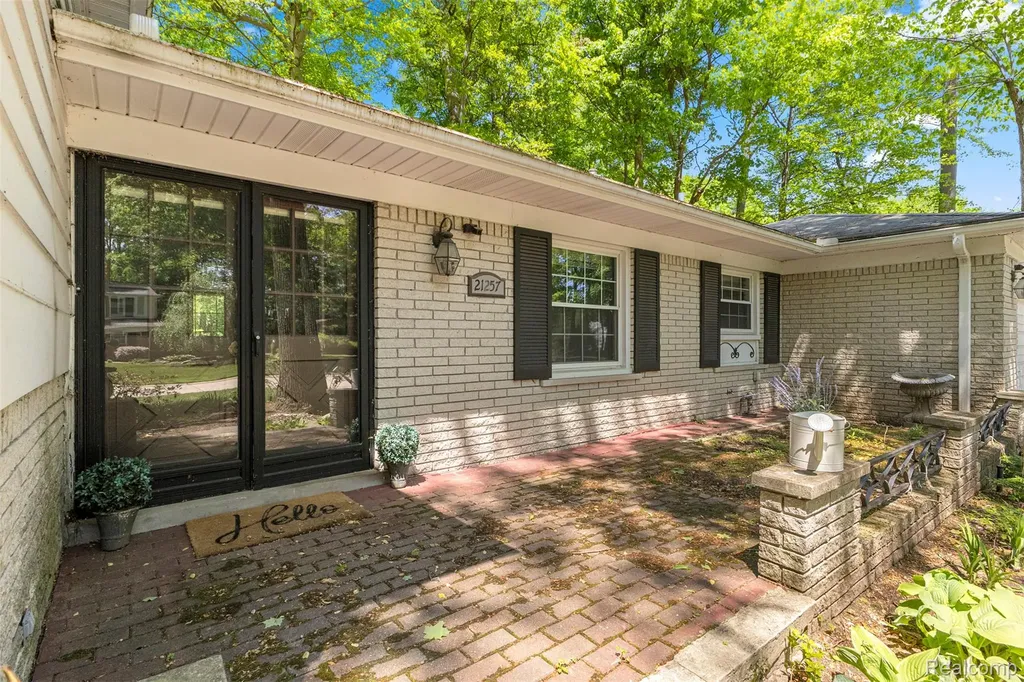 21257 Woodfarm Drive Farmington Hills City MI 48167