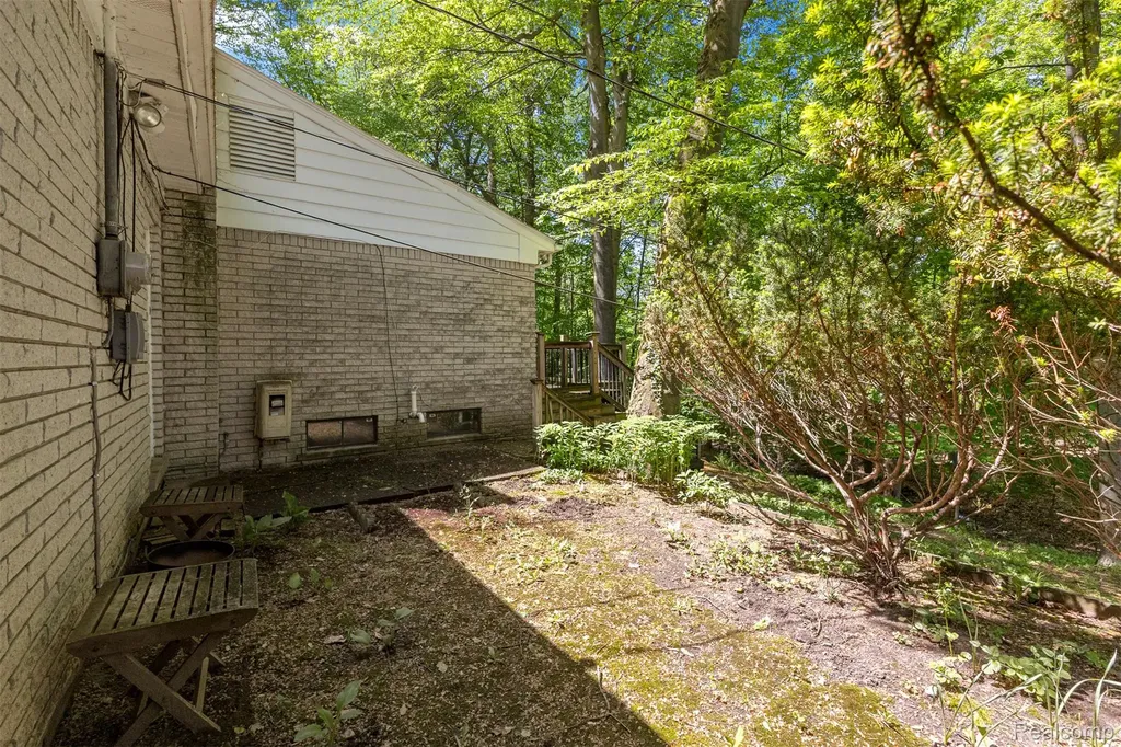 21257 Woodfarm Drive Farmington Hills City MI 48167