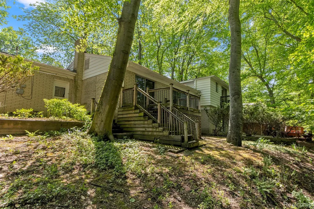 21257 Woodfarm Drive Farmington Hills City MI 48167