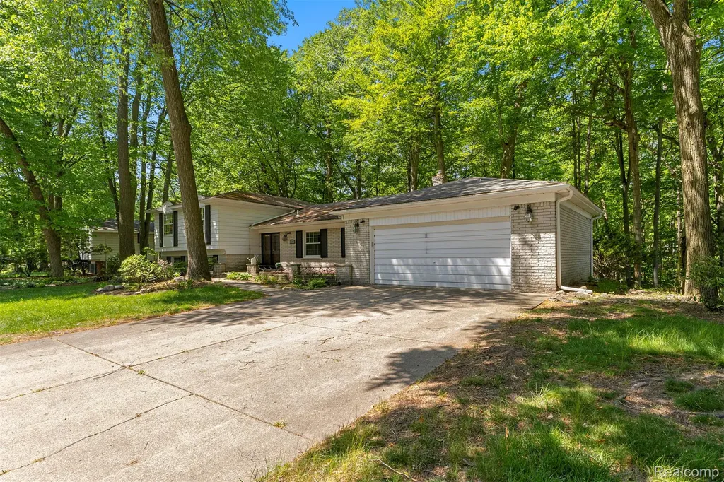 21257 Woodfarm Drive Farmington Hills City MI 48167