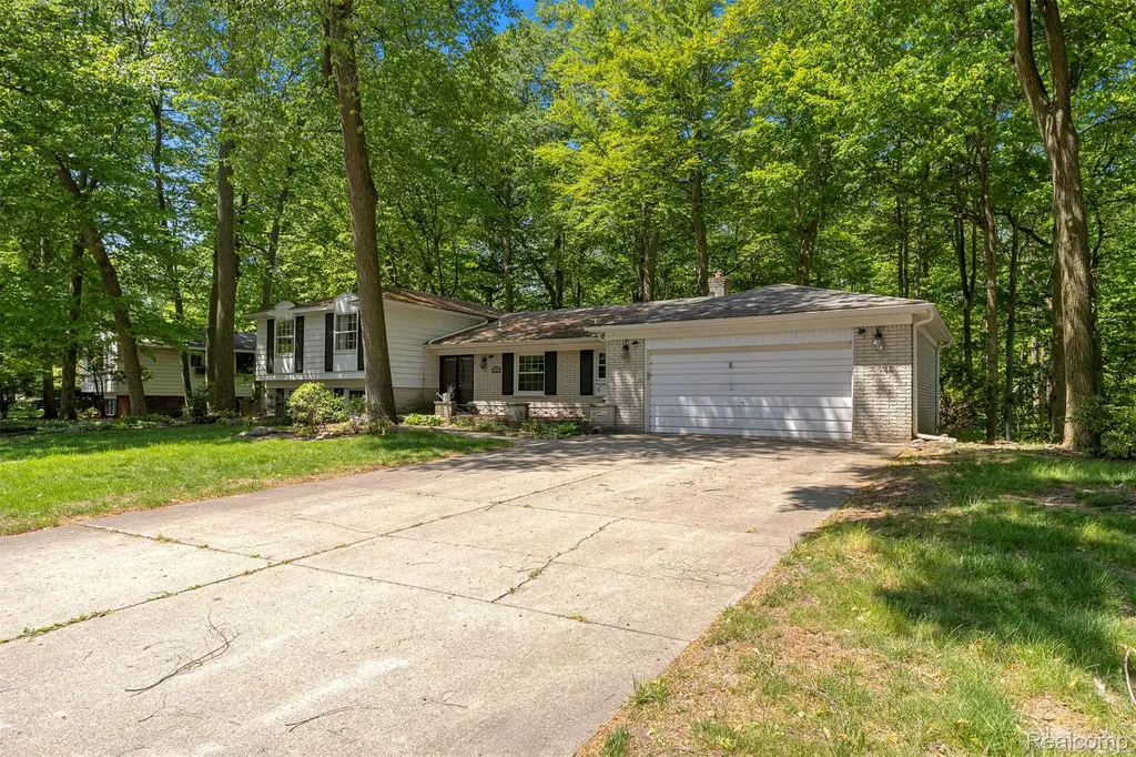 21257 Woodfarm Drive Farmington Hills City MI 48167