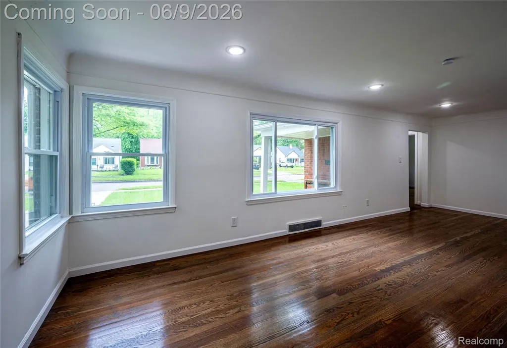 24221 Cloverlawn Street Oak Park City MI 48237