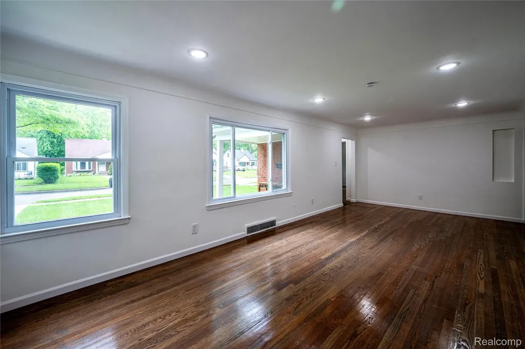 24221 Cloverlawn Street Oak Park City MI 48237