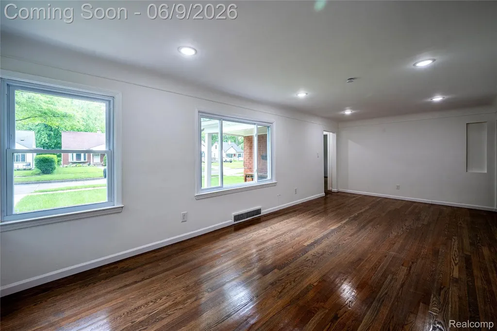 24221 Cloverlawn Street Oak Park City MI 48237
