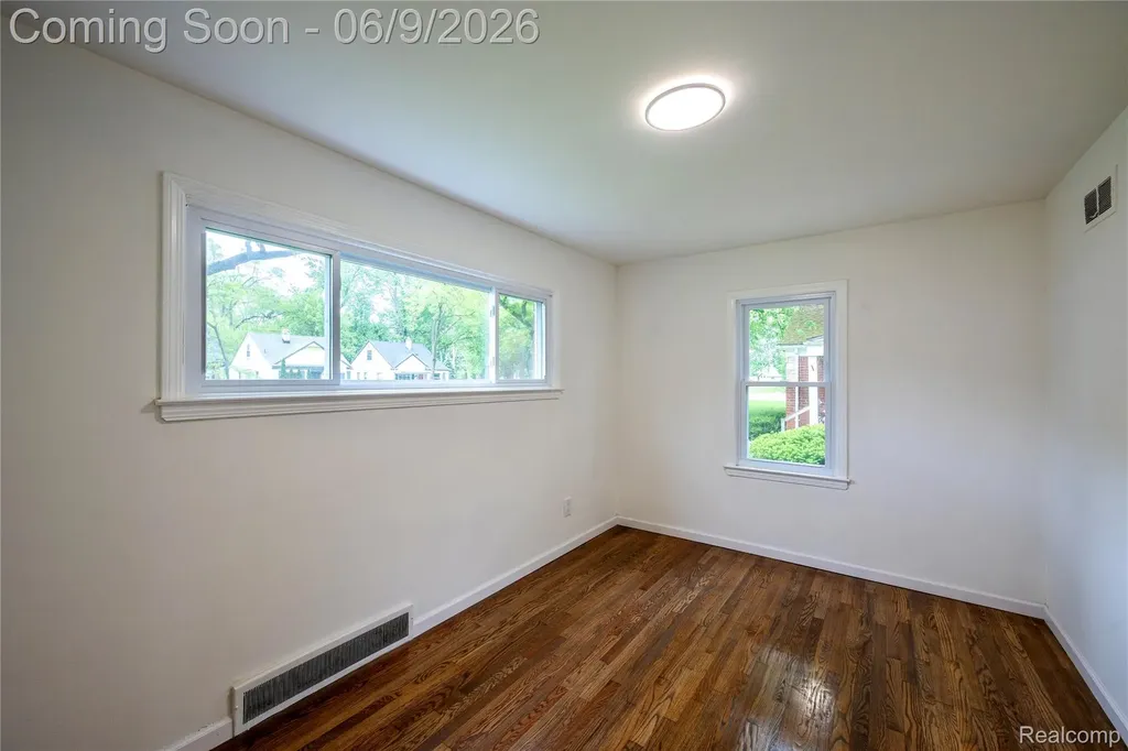 24221 Cloverlawn Street Oak Park City MI 48237