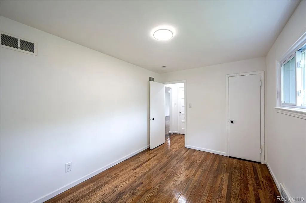 24221 Cloverlawn Street Oak Park City MI 48237