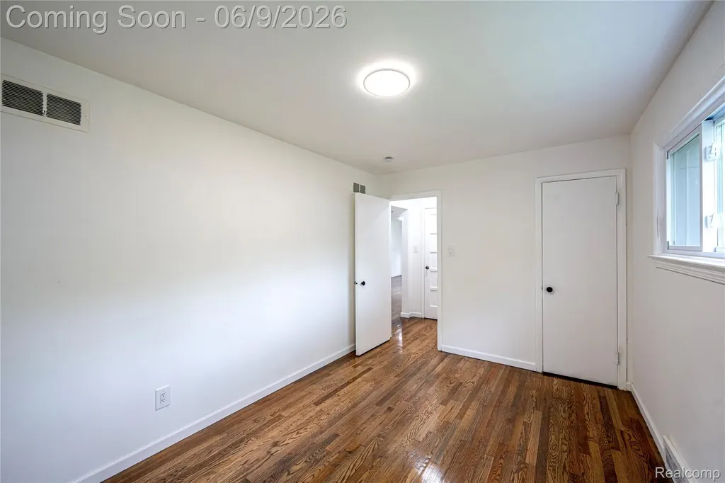 24221 Cloverlawn Street Oak Park City MI 48237