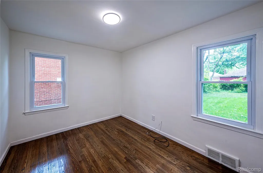24221 Cloverlawn Street Oak Park City MI 48237