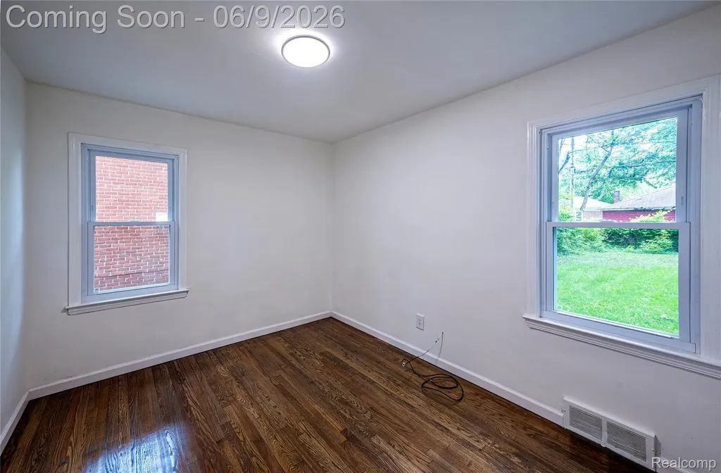 24221 Cloverlawn Street Oak Park City MI 48237