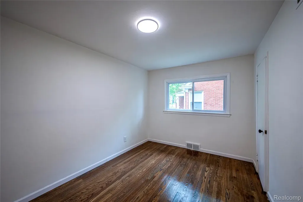 24221 Cloverlawn Street Oak Park City MI 48237