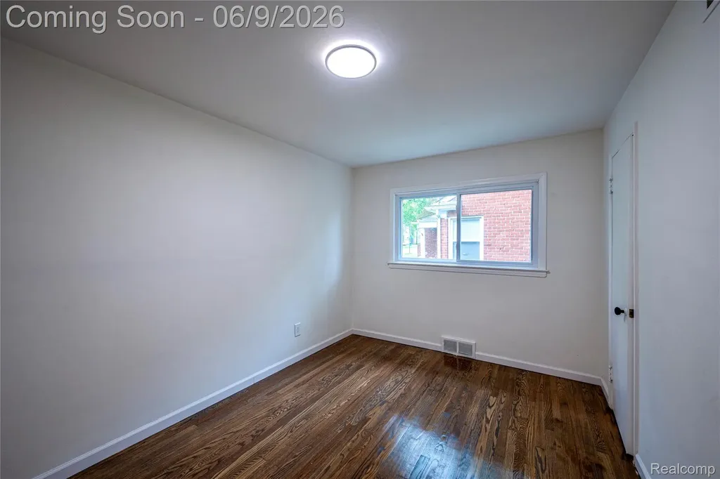 24221 Cloverlawn Street Oak Park City MI 48237