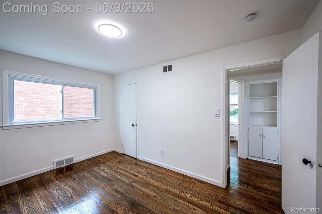 24221 Cloverlawn Street Oak Park City MI 48237