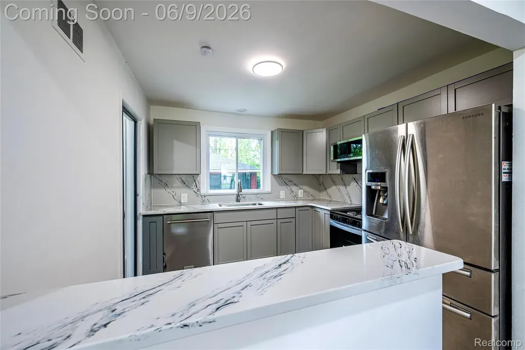 24221 Cloverlawn Street Oak Park City MI 48237