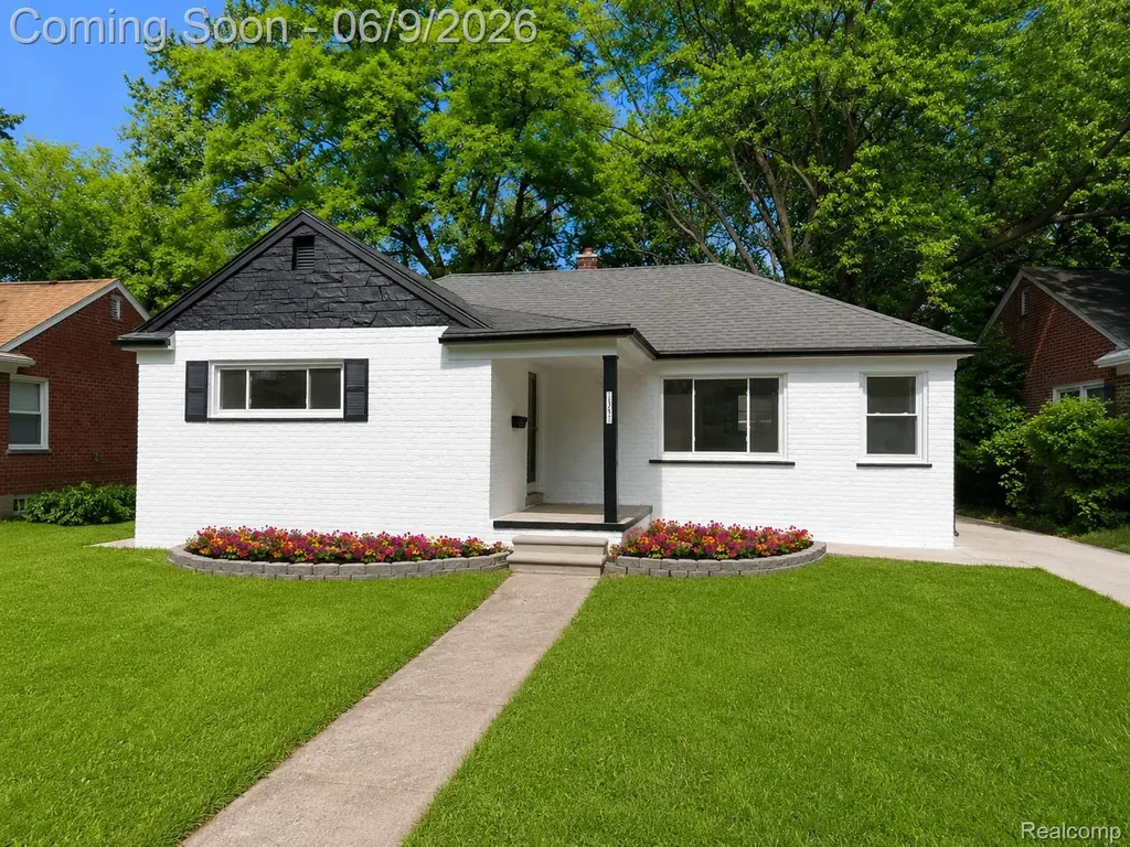 24221 Cloverlawn Street Oak Park City MI 48237