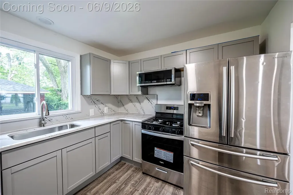 24221 Cloverlawn Street Oak Park City MI 48237