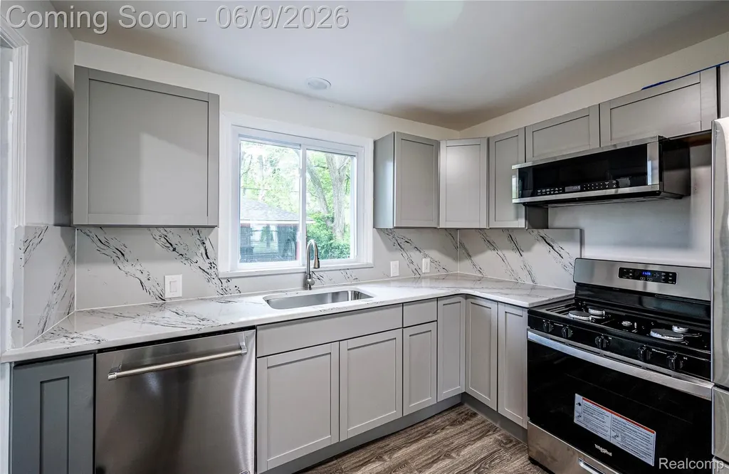 24221 Cloverlawn Street Oak Park City MI 48237