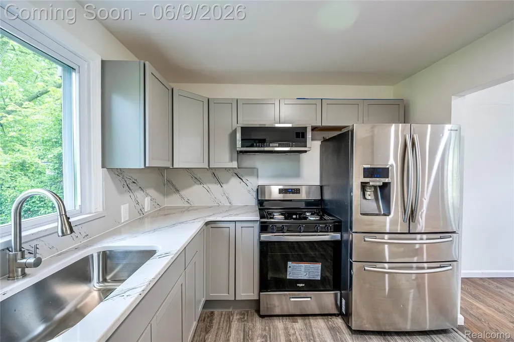 24221 Cloverlawn Street Oak Park City MI 48237