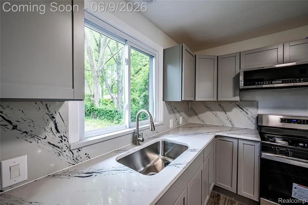 24221 Cloverlawn Street Oak Park City MI 48237