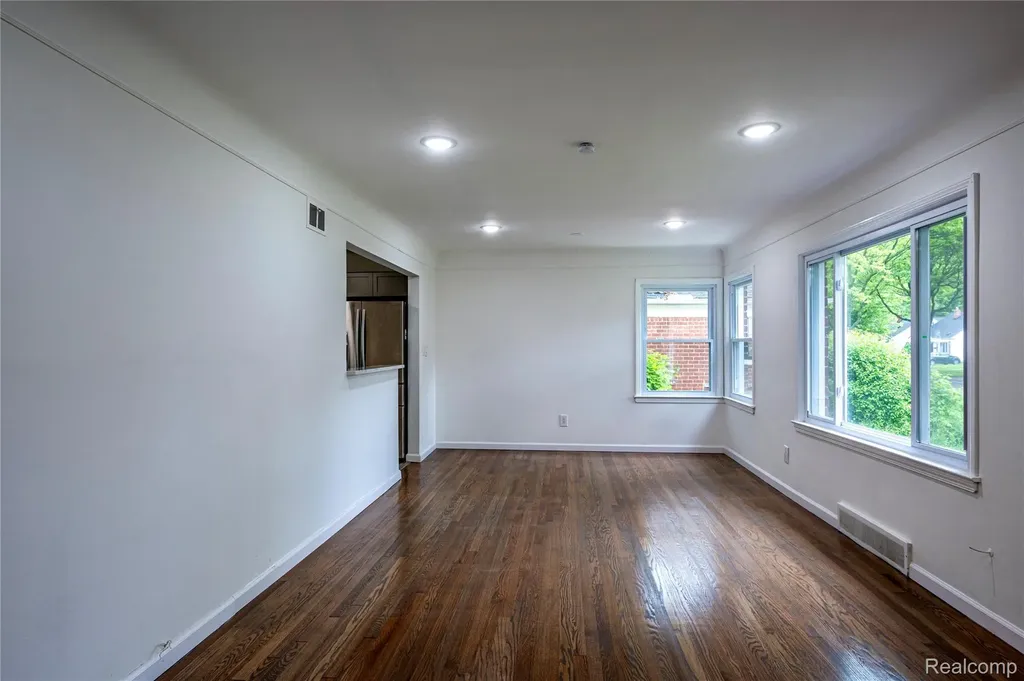 24221 Cloverlawn Street Oak Park City MI 48237