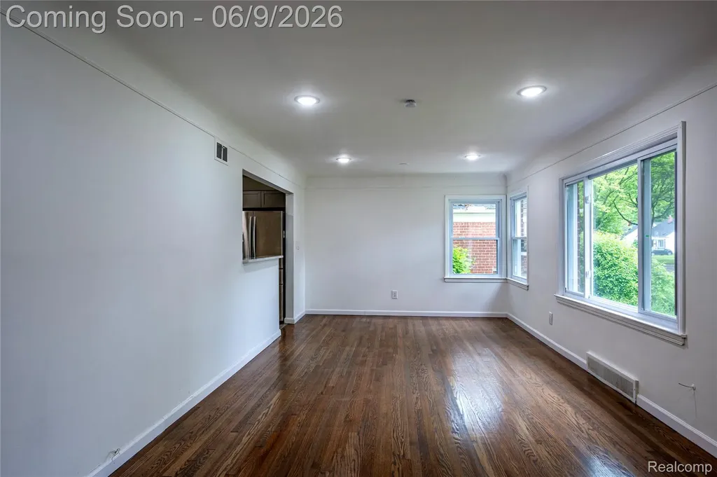 24221 Cloverlawn Street Oak Park City MI 48237