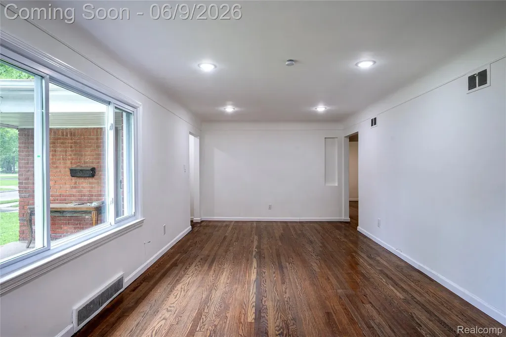 24221 Cloverlawn Street Oak Park City MI 48237