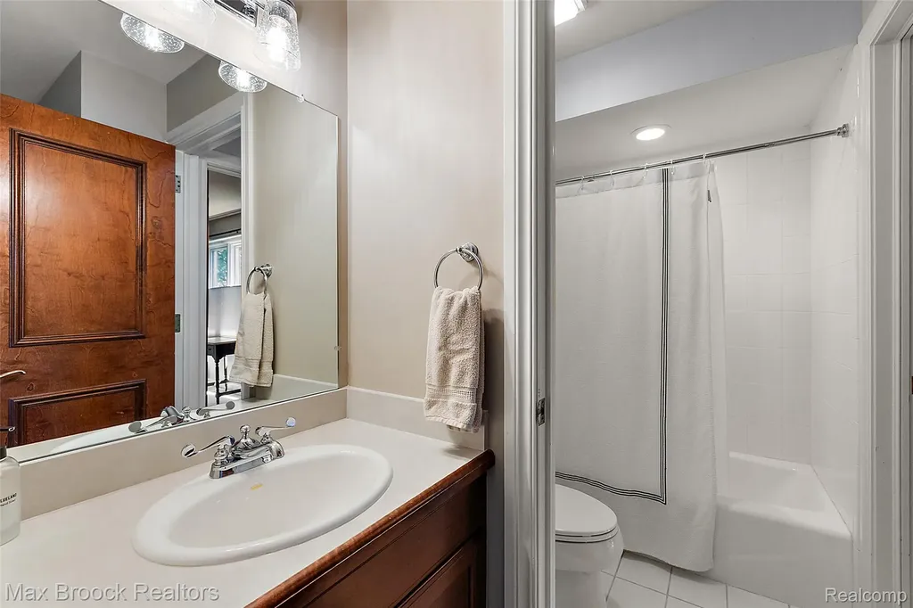 4975 Crestone Way Oakland Charter Township MI 48306
