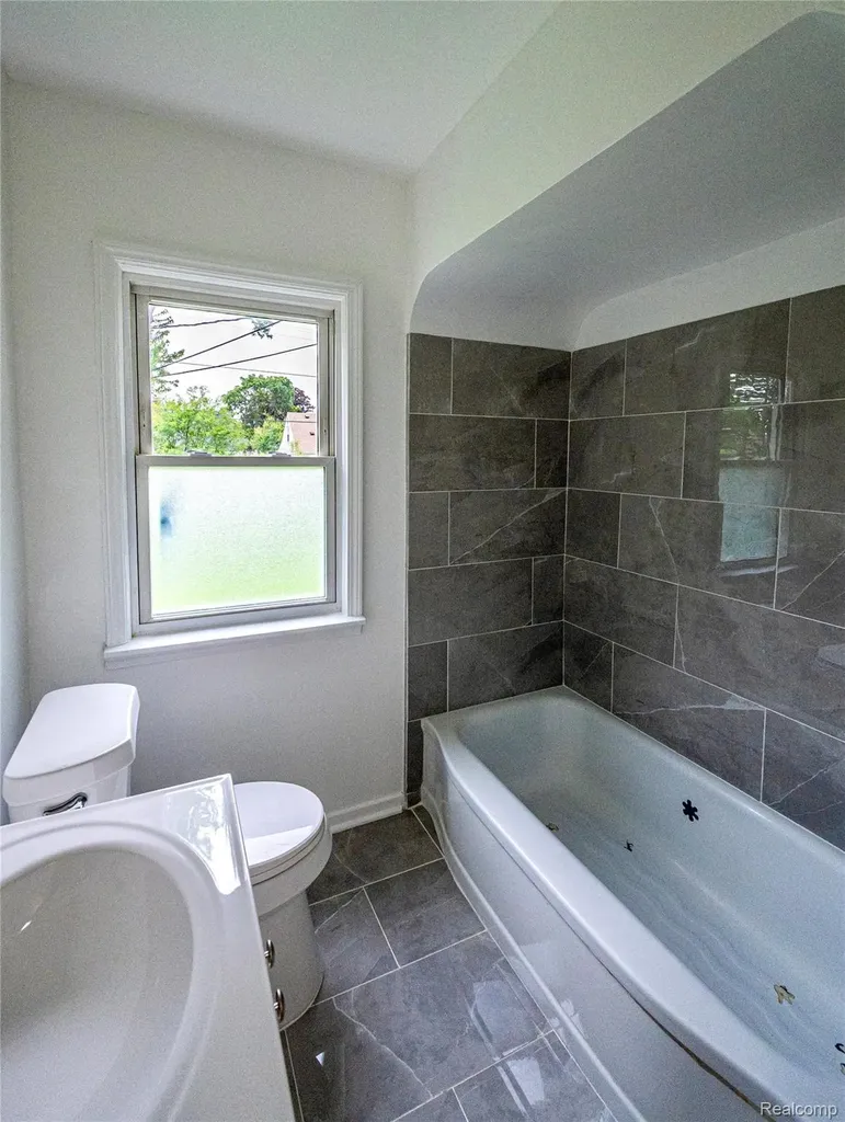 13680 Borgman Street Oak Park City MI 48237