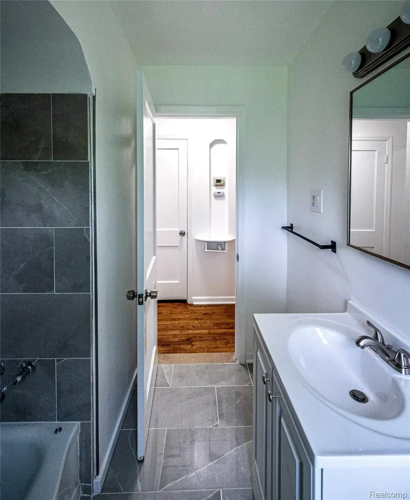 13680 Borgman Street Oak Park City MI 48237