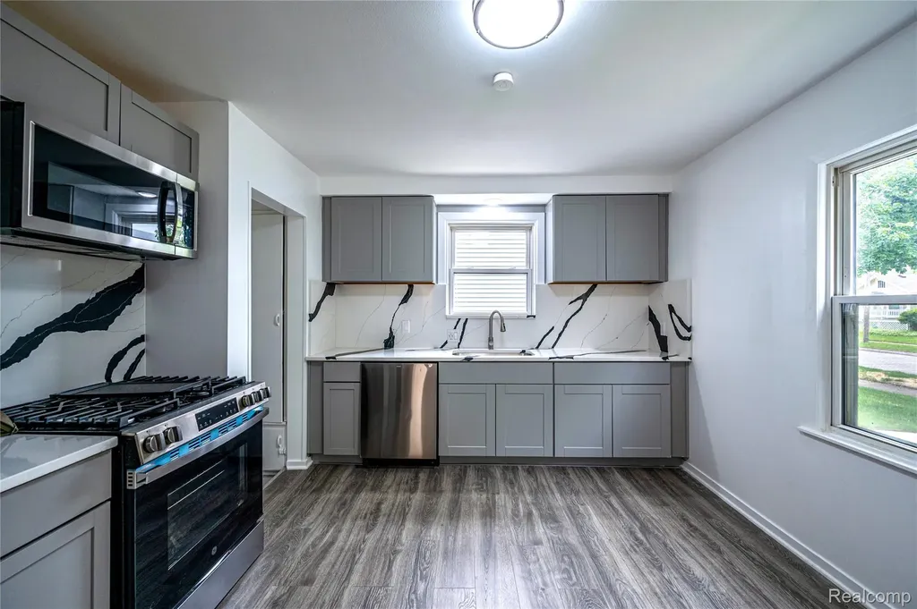13680 Borgman Street Oak Park City MI 48237