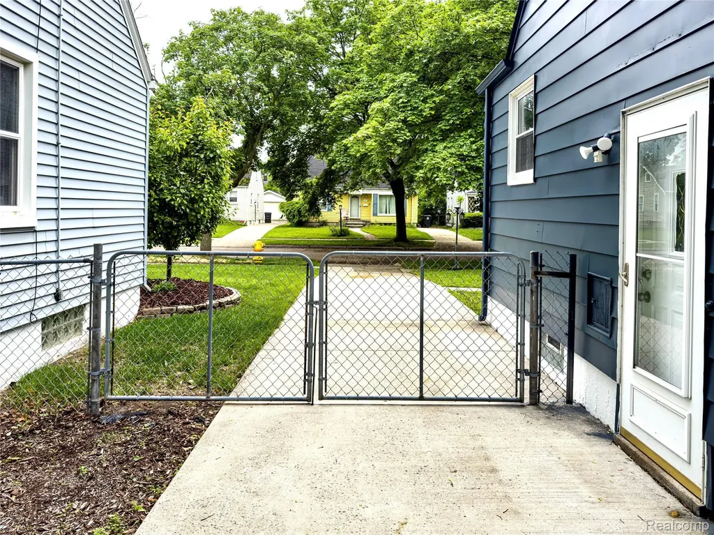 13680 Borgman Street Oak Park City MI 48237