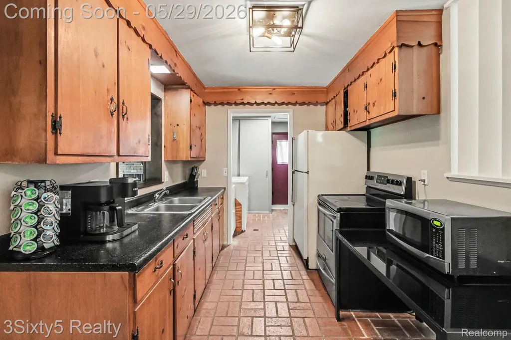 2198 Saint Joseph Street West Bloomfield Charter Township MI 48324