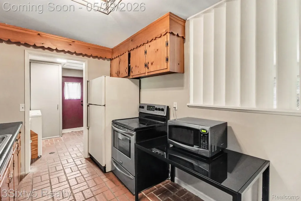 2198 Saint Joseph Street West Bloomfield Charter Township MI 48324