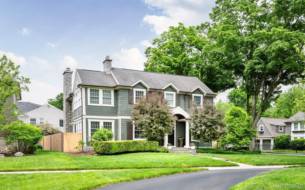 579 Chesterfield Avenue Birmingham City MI 48009