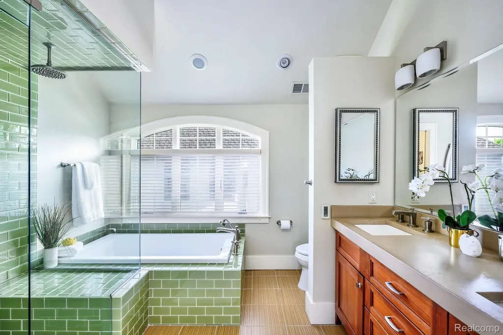 579 Chesterfield Avenue Birmingham City MI 48009