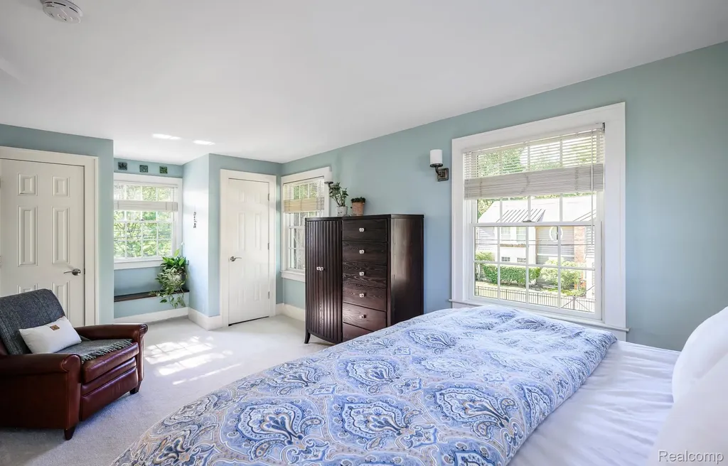 579 Chesterfield Avenue Birmingham City MI 48009
