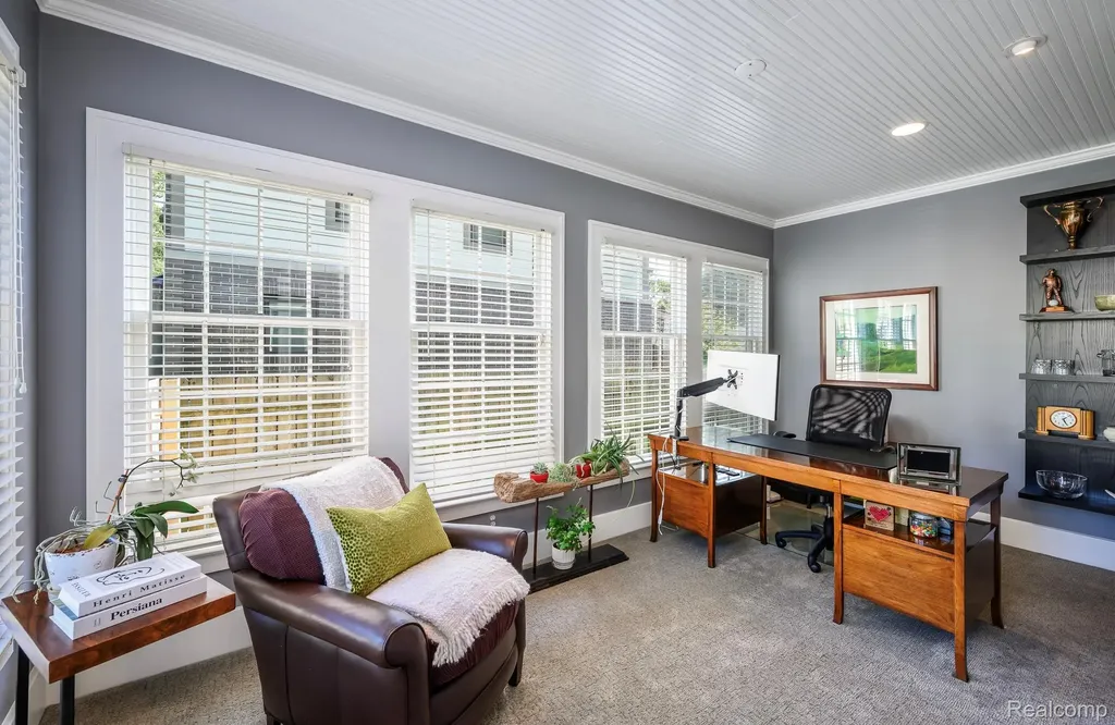 579 Chesterfield Avenue Birmingham City MI 48009