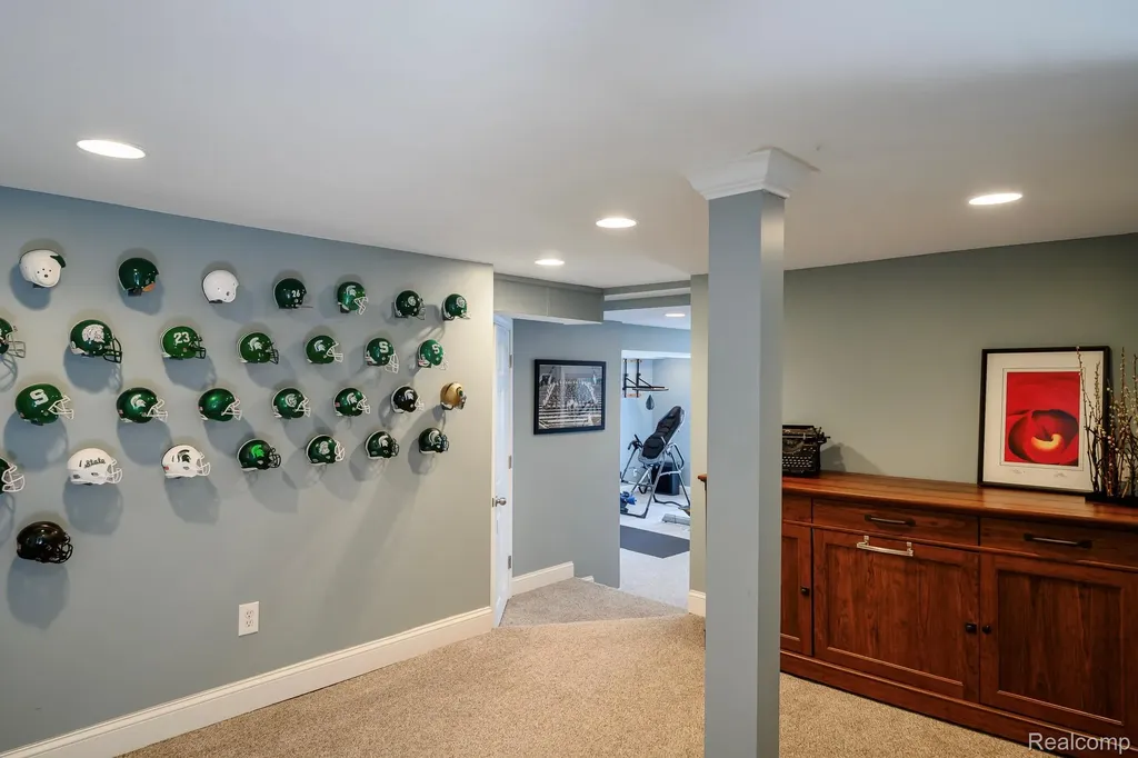 579 Chesterfield Avenue Birmingham City MI 48009