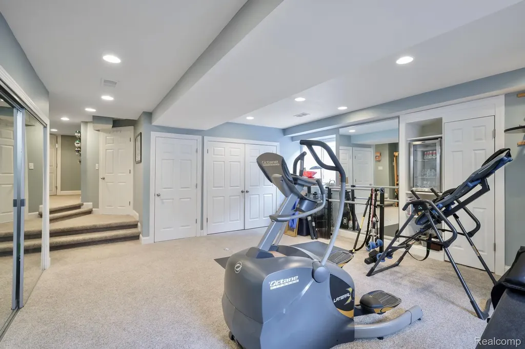 579 Chesterfield Avenue Birmingham City MI 48009