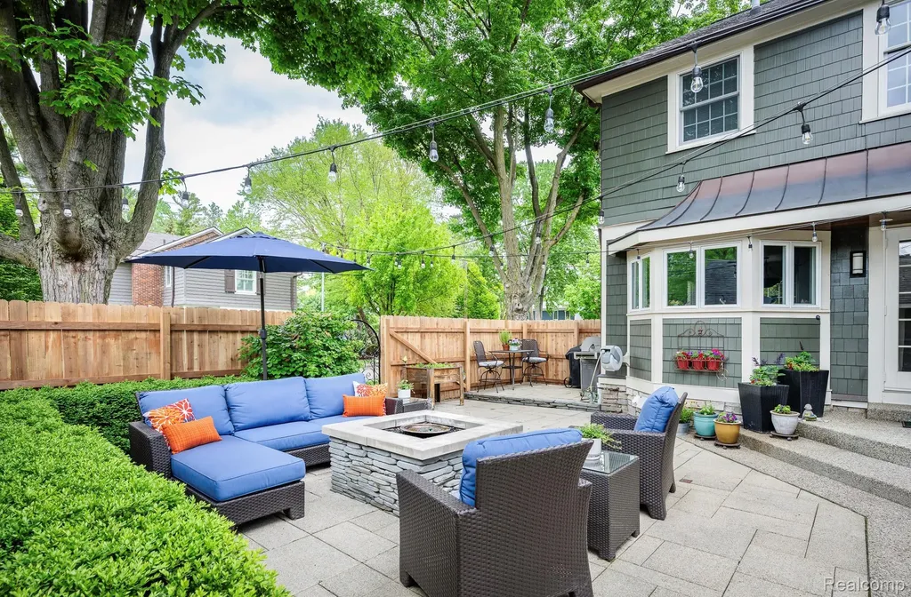 579 Chesterfield Avenue Birmingham City MI 48009