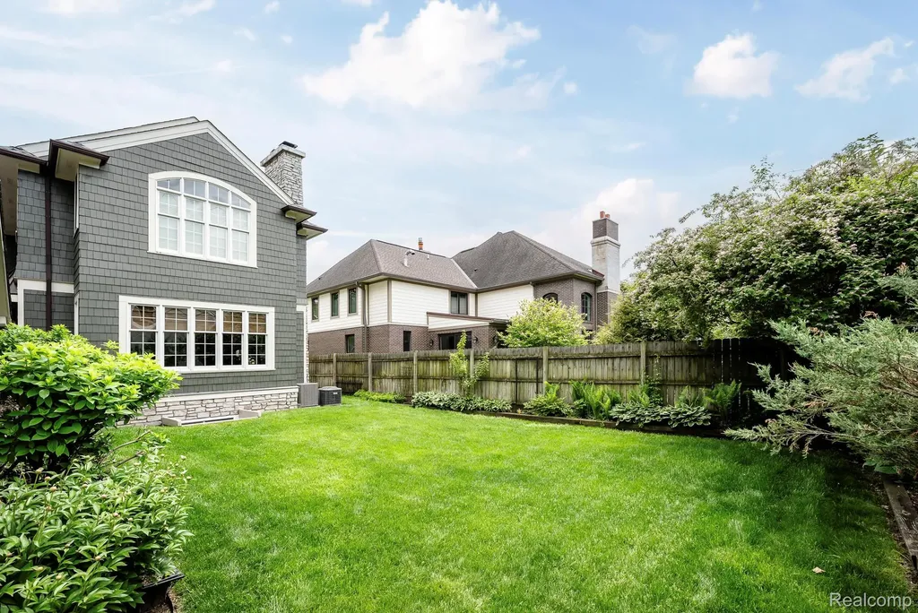 579 Chesterfield Avenue Birmingham City MI 48009