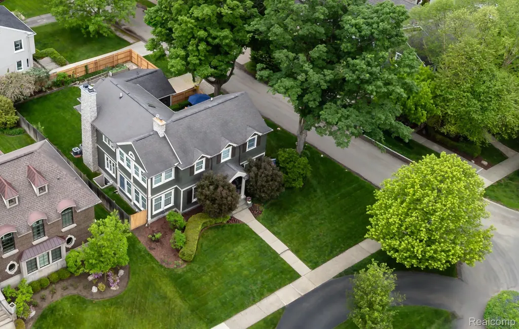 579 Chesterfield Avenue Birmingham City MI 48009