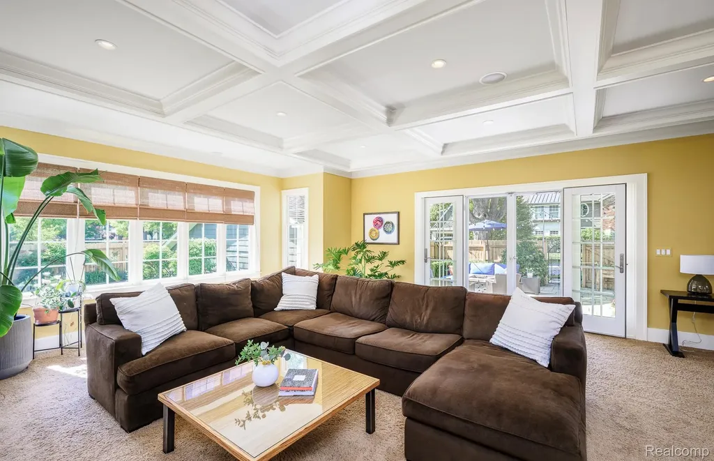 579 Chesterfield Avenue Birmingham City MI 48009