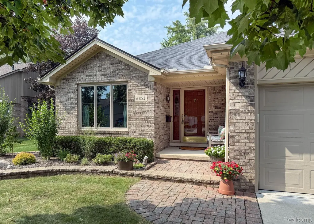 6821 Carriage Creek Drive Washington Township MI 48094