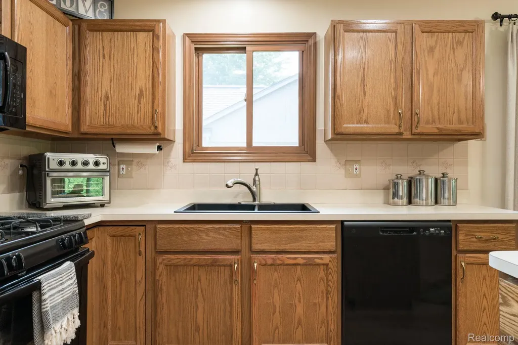 6821 Carriage Creek Drive Washington Township MI 48094
